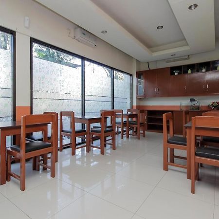 Hotel RedDoorz near Jalan Jenderal Sudirman Manado Zewnętrze zdjęcie