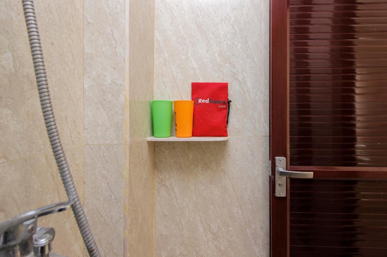 Hotel RedDoorz near Jalan Jenderal Sudirman Manado Zewnętrze zdjęcie