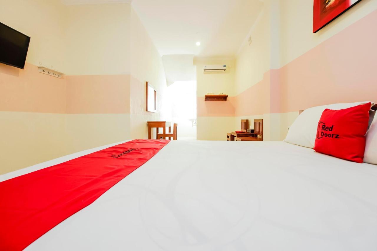 Hotel RedDoorz near Jalan Jenderal Sudirman Manado Zewnętrze zdjęcie