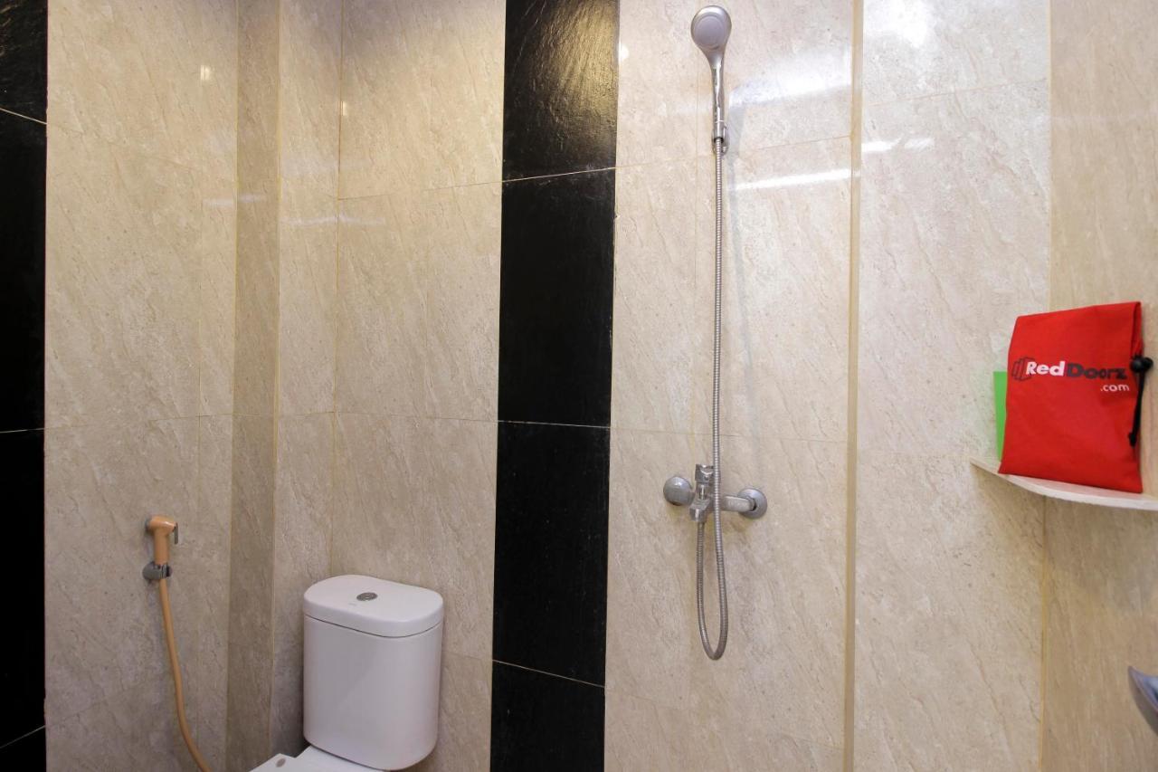 Hotel RedDoorz near Jalan Jenderal Sudirman Manado Zewnętrze zdjęcie
