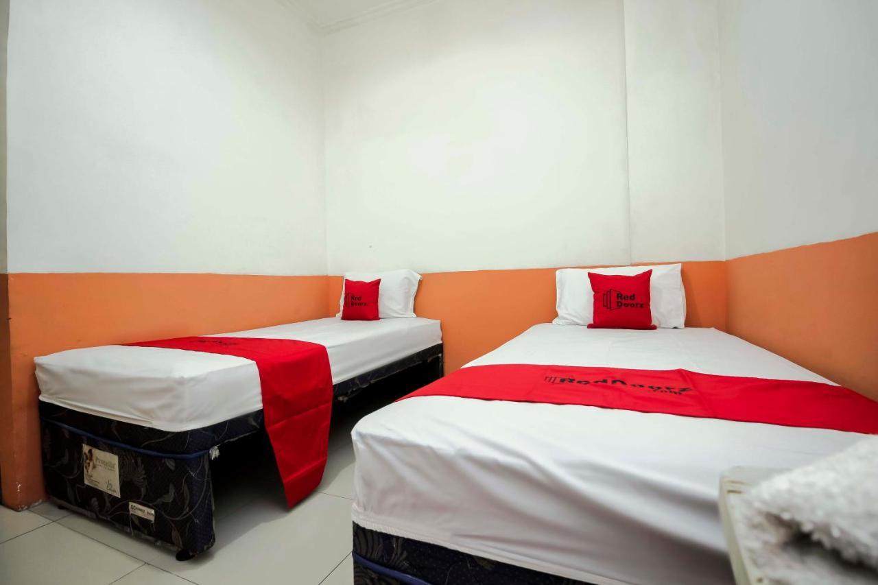 Hotel RedDoorz near Jalan Jenderal Sudirman Manado Zewnętrze zdjęcie