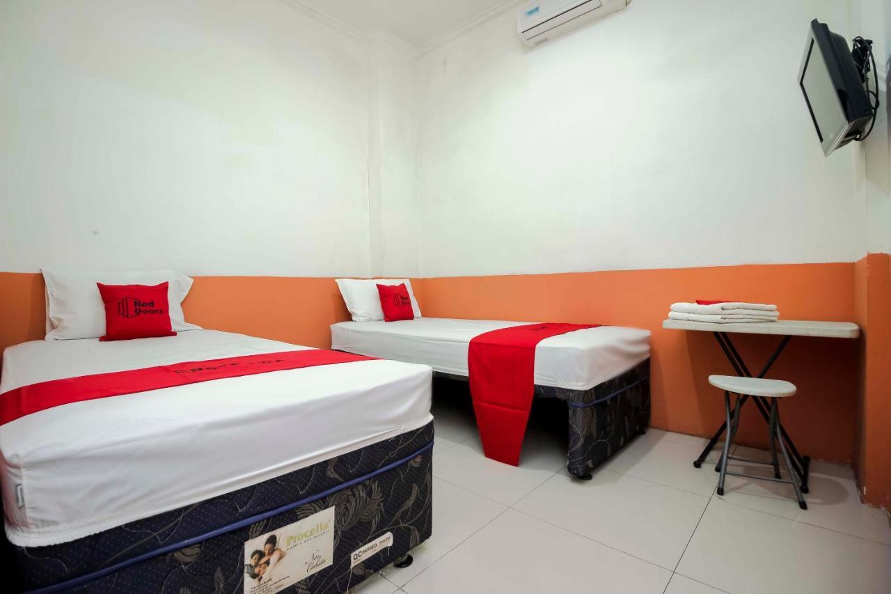Hotel RedDoorz near Jalan Jenderal Sudirman Manado Zewnętrze zdjęcie