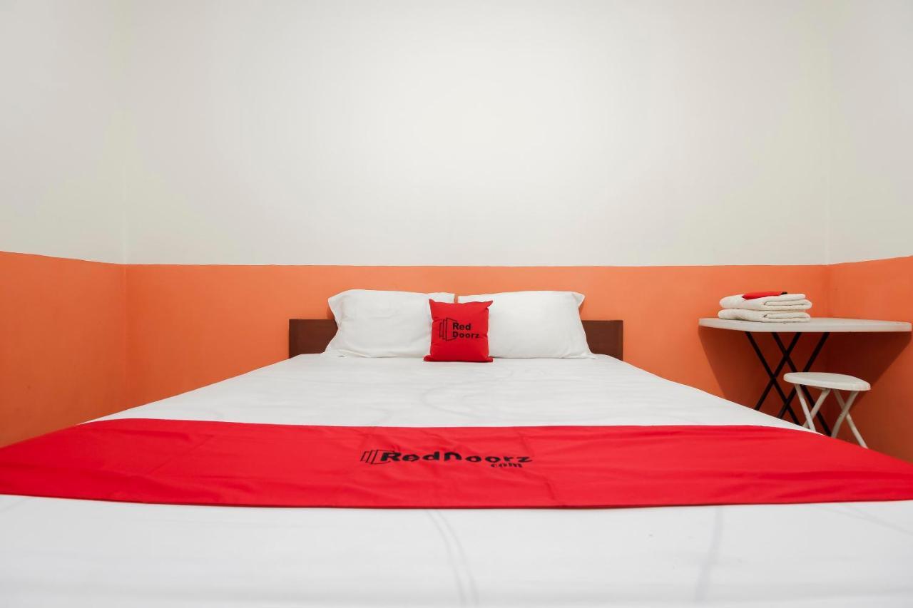 Hotel RedDoorz near Jalan Jenderal Sudirman Manado Zewnętrze zdjęcie