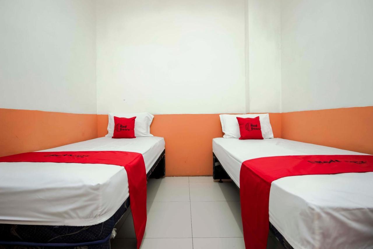 Hotel RedDoorz near Jalan Jenderal Sudirman Manado Zewnętrze zdjęcie
