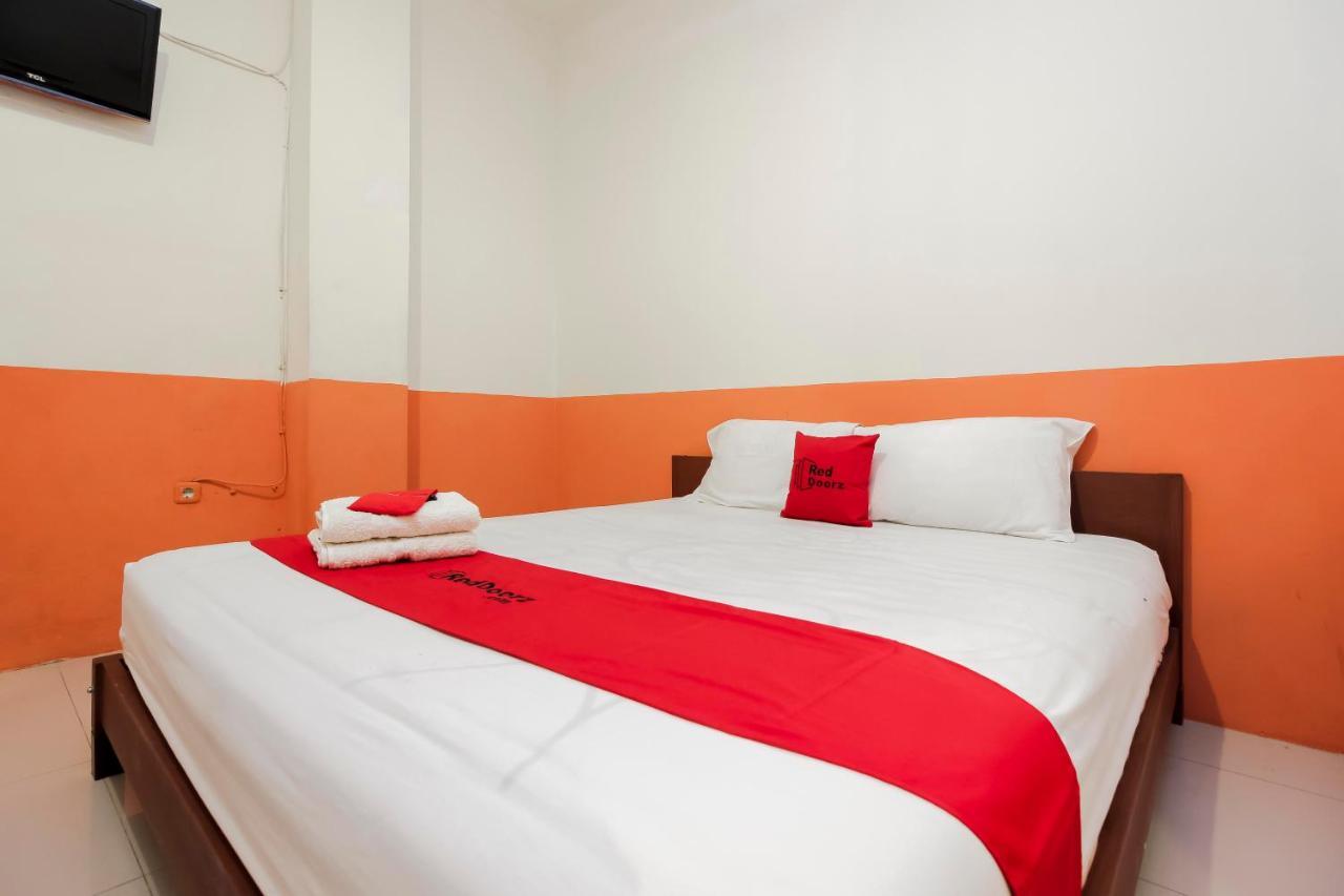 Hotel RedDoorz near Jalan Jenderal Sudirman Manado Zewnętrze zdjęcie